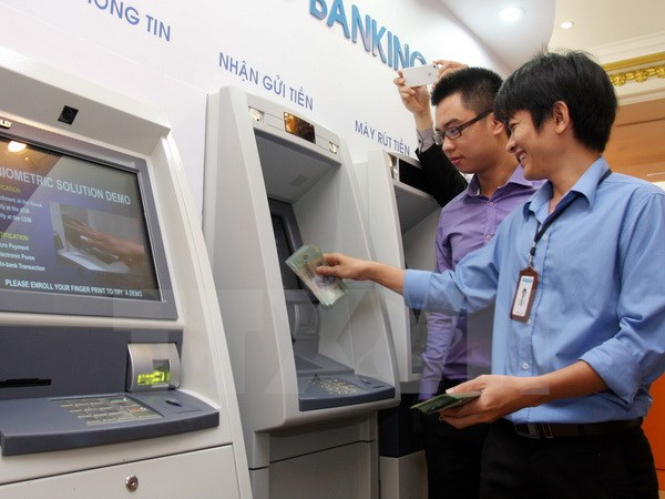 Khách hàng rút tiền tại một điểm giao dịch ATM trên địa bàn Hà Nội.